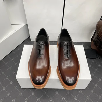 На официальном сайте представлена мужская классическая обувь для отдыха из крокодиловой кожи. Эта обувь отличается минимализмом и чистотой. Кеды